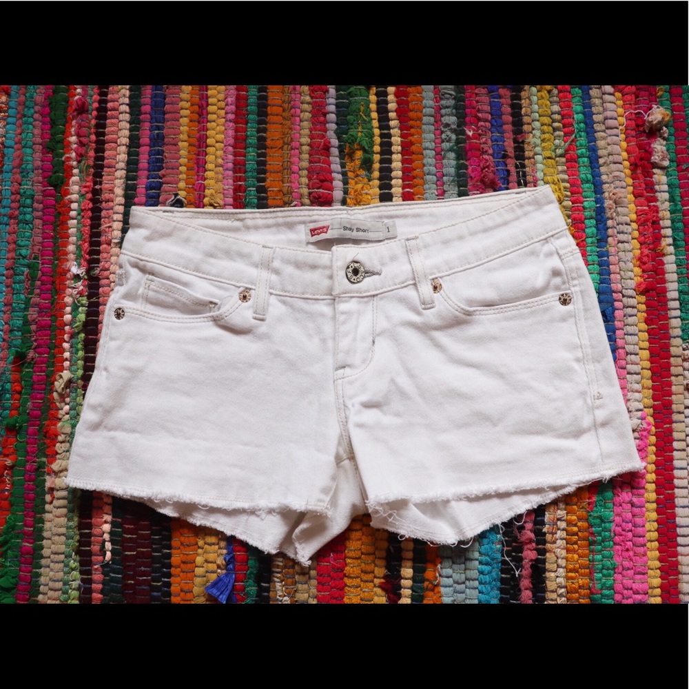 White Levi’s Shorts w/Fray
